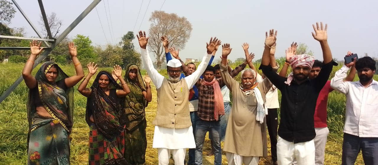 जौनपुर। अन्नदाता के अरमानों पर फिरा ट्रैक्टर: बघेन्द्रा में खड़ी फसल रौंदकर खींचे जा रहे हाई वोल्टेज तार