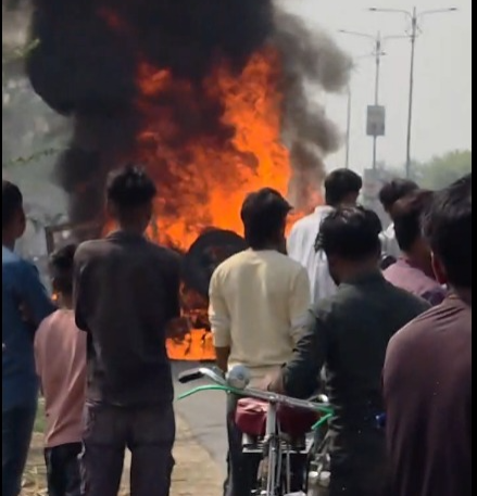 सैदाबाद के पास धू-धू कर जली चलती कार, वाराणसी के एक ही परिवार के 5 सदस्यों ने कूदकर बचाई जान