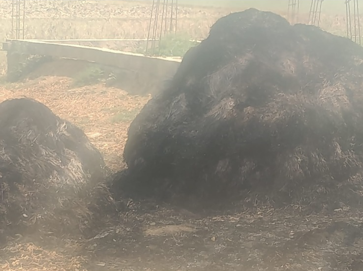 मिर्जामुराद: शरारती तत्वों ने फूंकी किसान की तीन गांज पराली, पशुओं के चारे का संकट गहराया