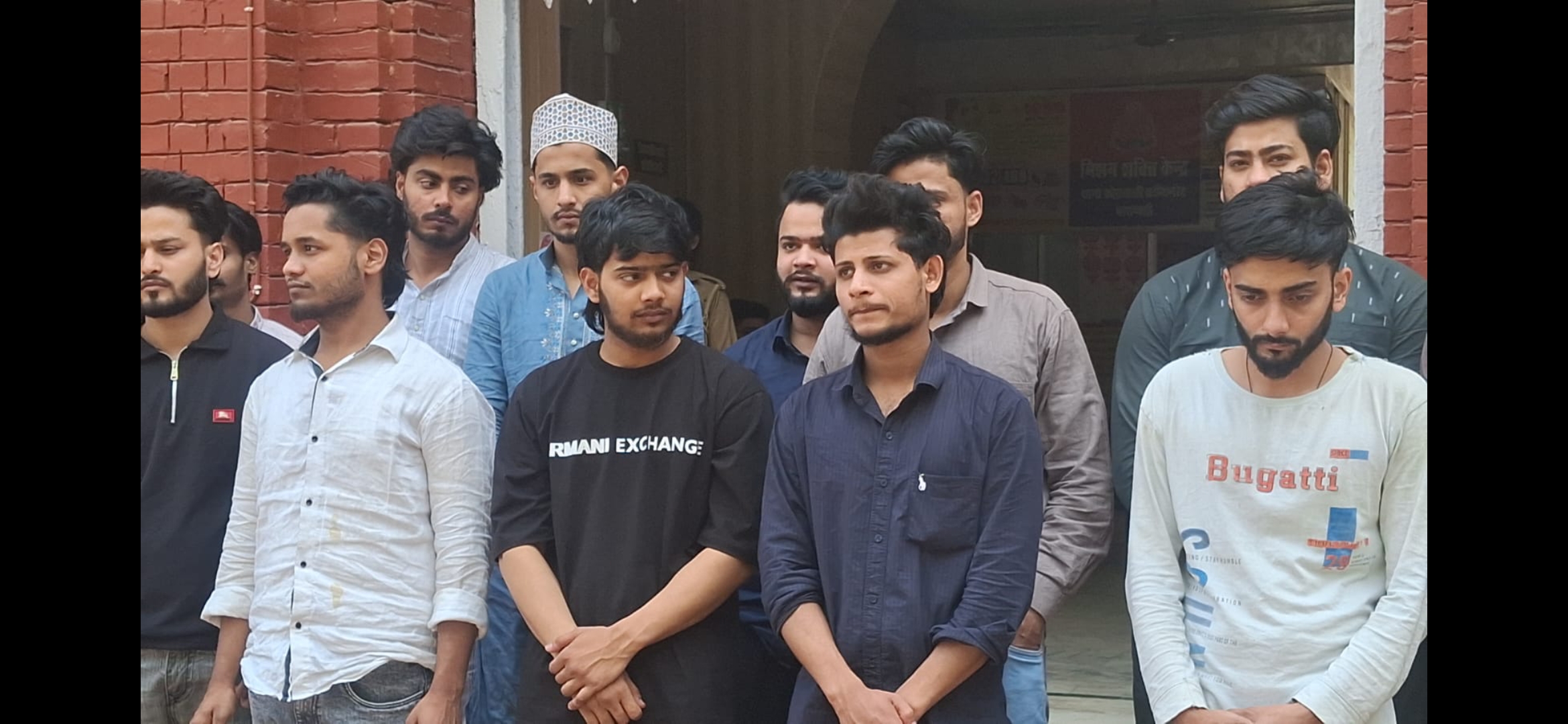 वाराणसी। चिकन बिरयानी खाने और अवशेष गंगा में फेंकने का आरोप