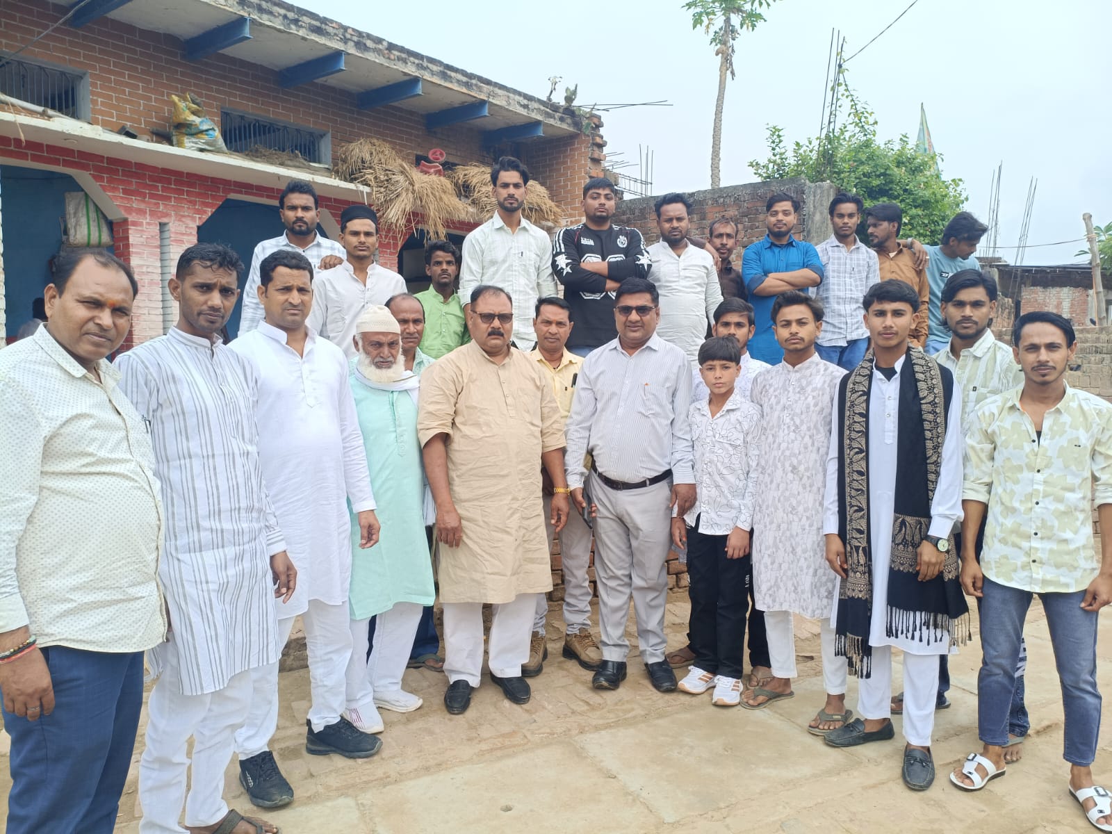 गंगा-जमुनी तहजीब की मिसाल: चन्दौली के जमालपुर में हिंदू-मुस्लिम भाइयों ने एक साथ मनाई ईद