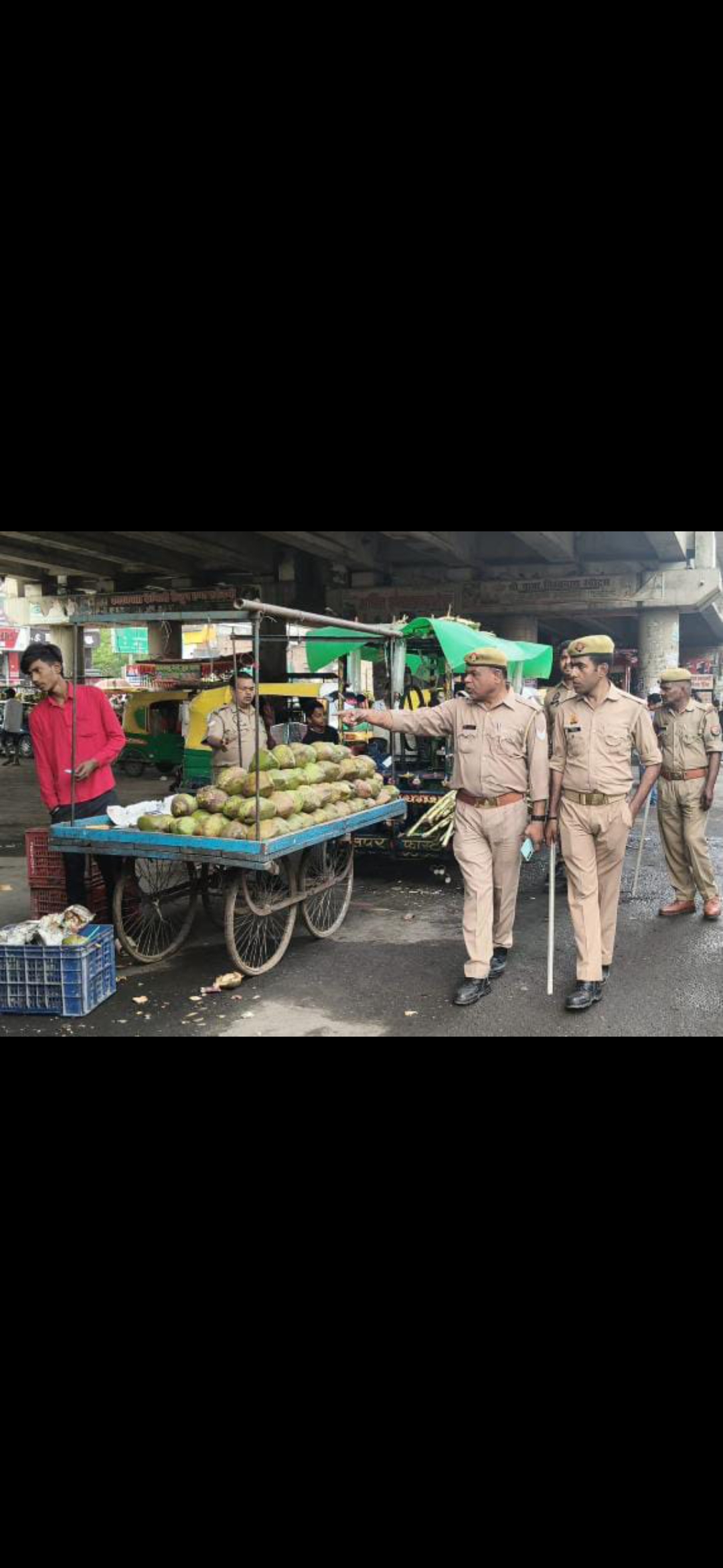 राजातालाब में अतिक्रमण के खिलाफ सड़क पर उतरी पुलिस