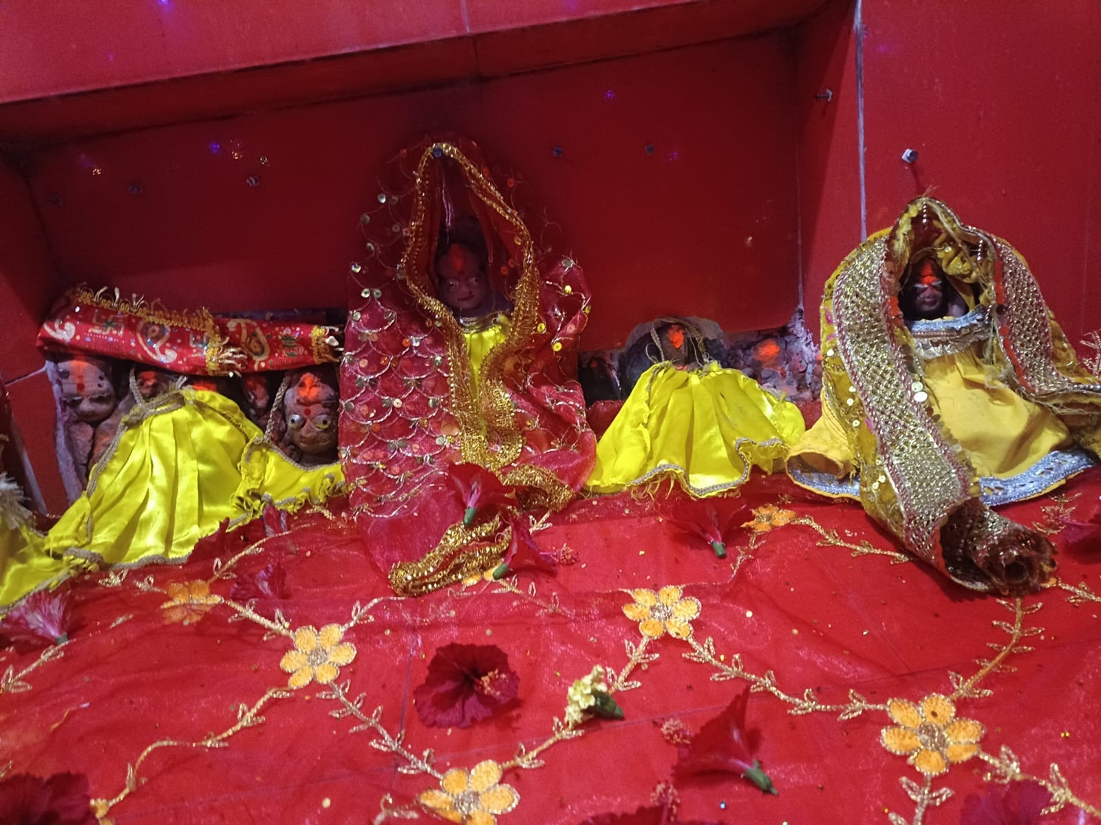 चैत्र नवरात्र: चहनियां के देवी मंदिरों में उमड़ा आस्था का जनसैलाब, 