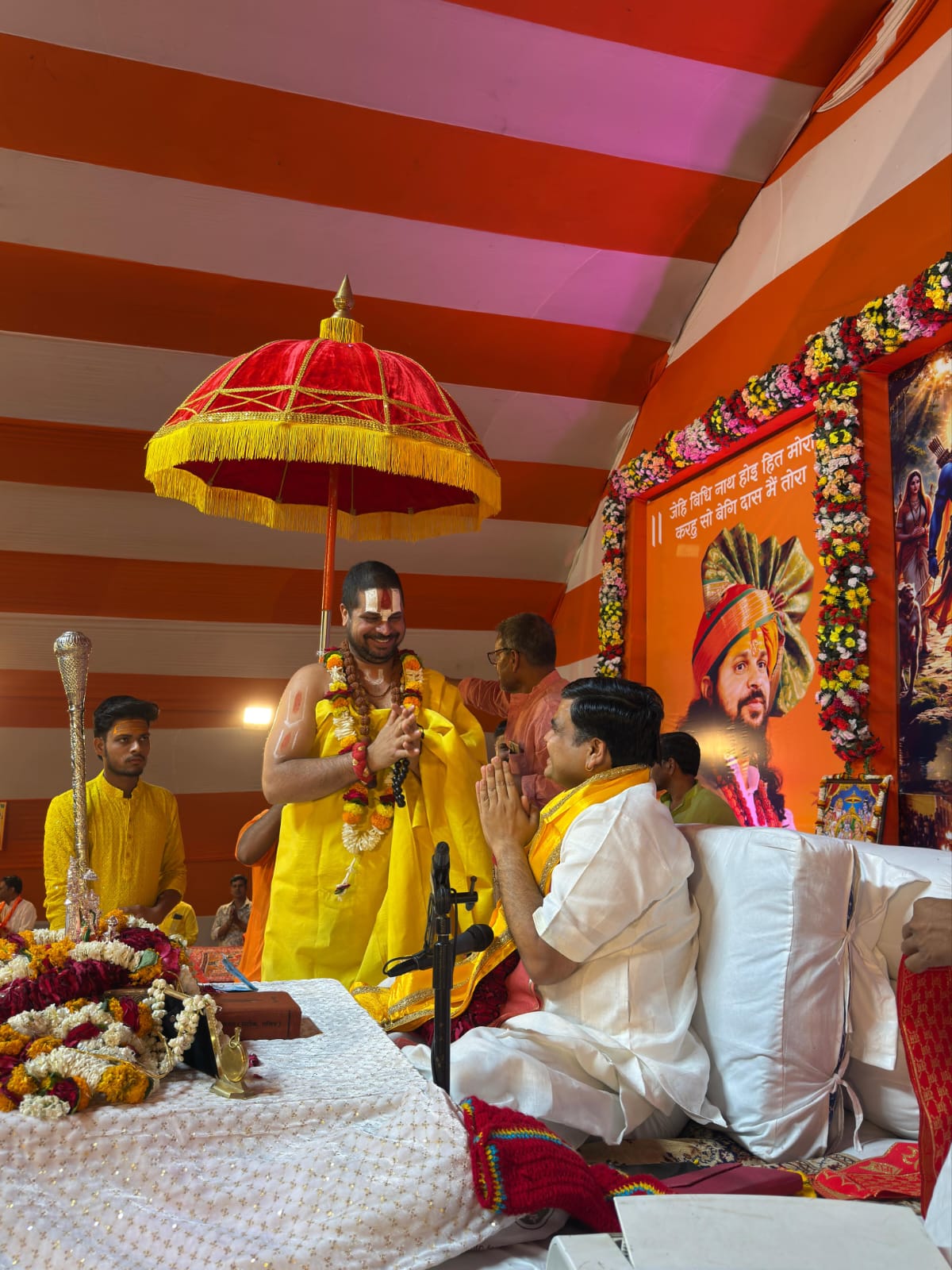 गाजीपुर/सैदपुर।  राम कथा मंच पर संतों का दिव्य संगम, गूंजे जय श्रीराम के जयकारे  
