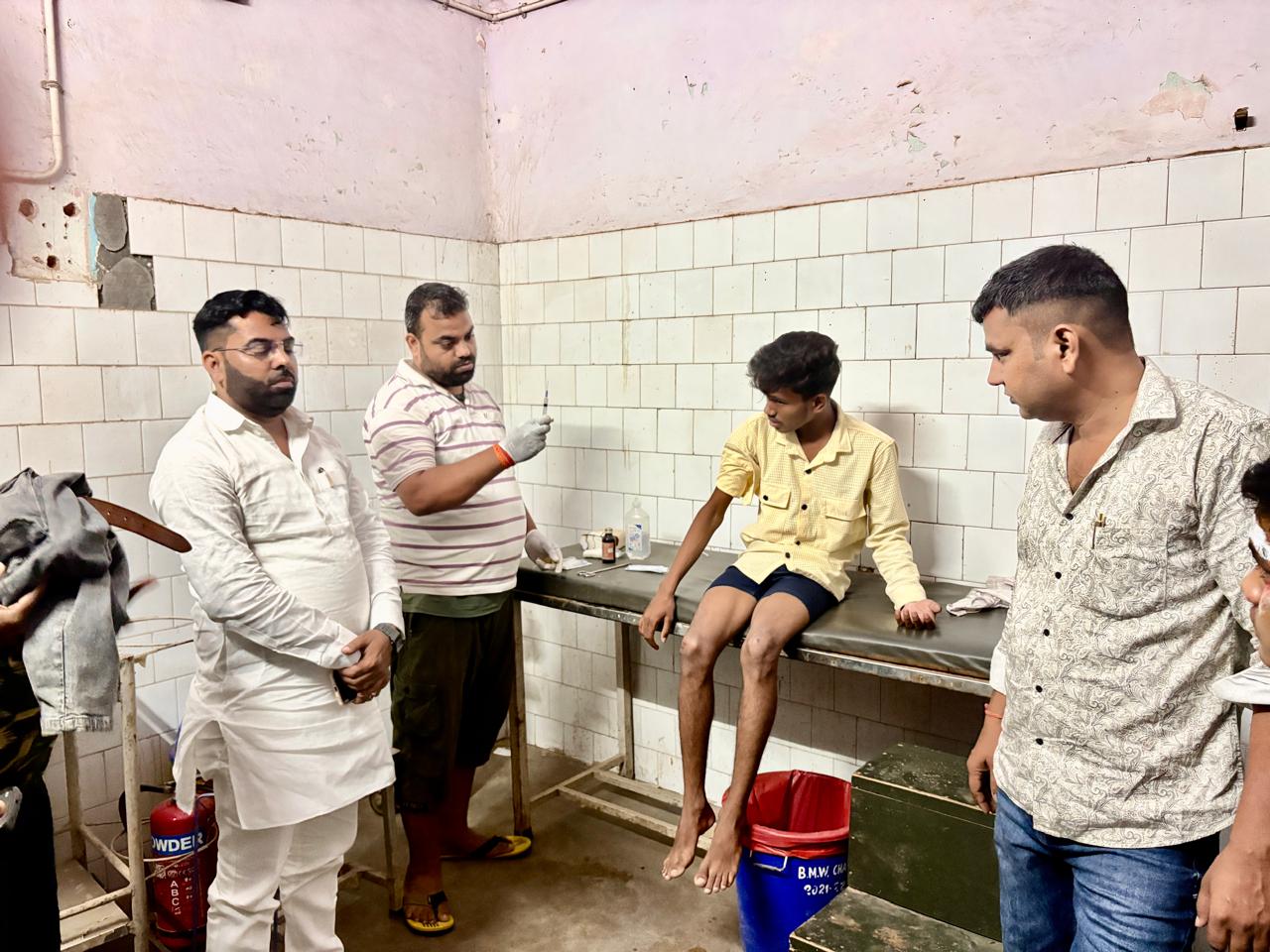 सड़क हादसे में घायल तीन युवकों की सेवडी हुदहुदीपुर के ग्राम प्रधान ने बचाई जान, पेश की मानवता की मिसाल