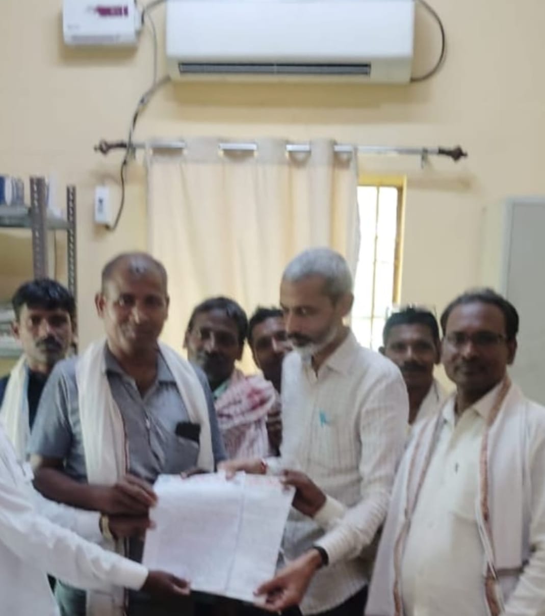 भारत मुक्ति मोर्चा एवं बहुजन क्रांति मोर्चा संगठन के बैनर तले धरना करते ग्रामीण प्रदर्शन कर जिलाधिकारी चन्दौली को ज्ञापन दिए