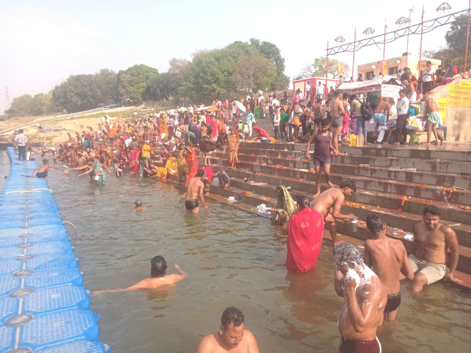 गंगा दशहरा पर हजारों श्रद्धालुओं ने मां गंगा की गोद में आस्था की डुबकी लगाई