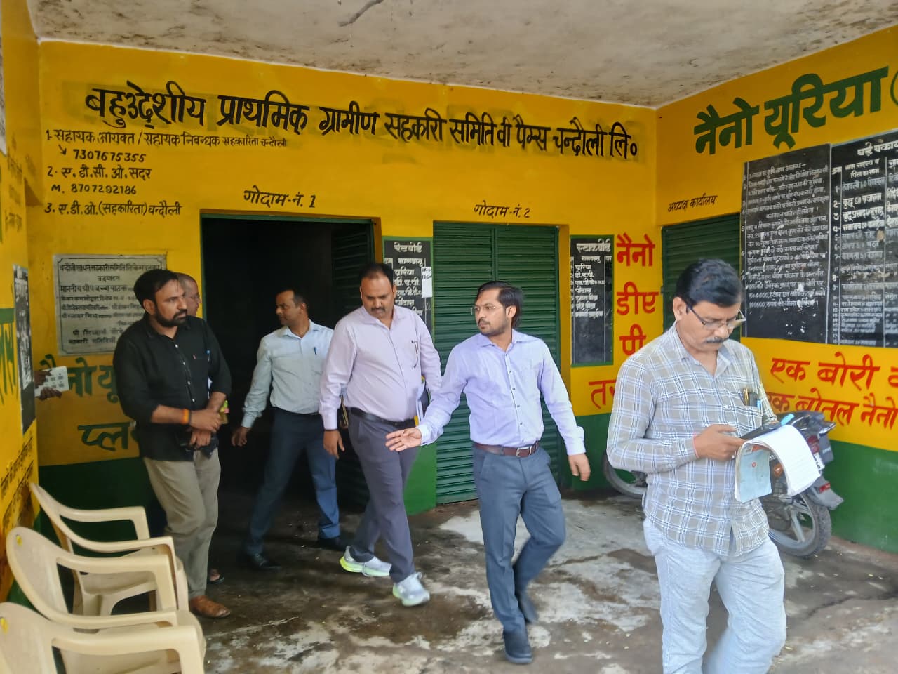 जिलाधिकारी चंद्र मोहन गर्ग ने B-PACS चन्दौली एवं किसान सेवा केंद्र का किया औचक निरीक्षण, खाद की उपलब्धता व वितरण स्थिति का लिया जायजा