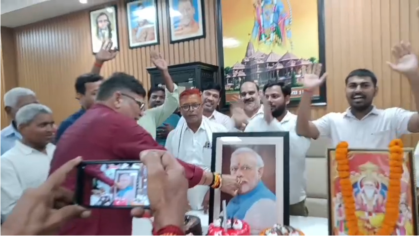 विश्वकर्मा पूजा के साथ मनाया गया पीएम मोदी का जन्मदिन, चहनिया ब्लॉक प्रमुख के आवास पर जुटे सैकड़ों कार्यकर्ता