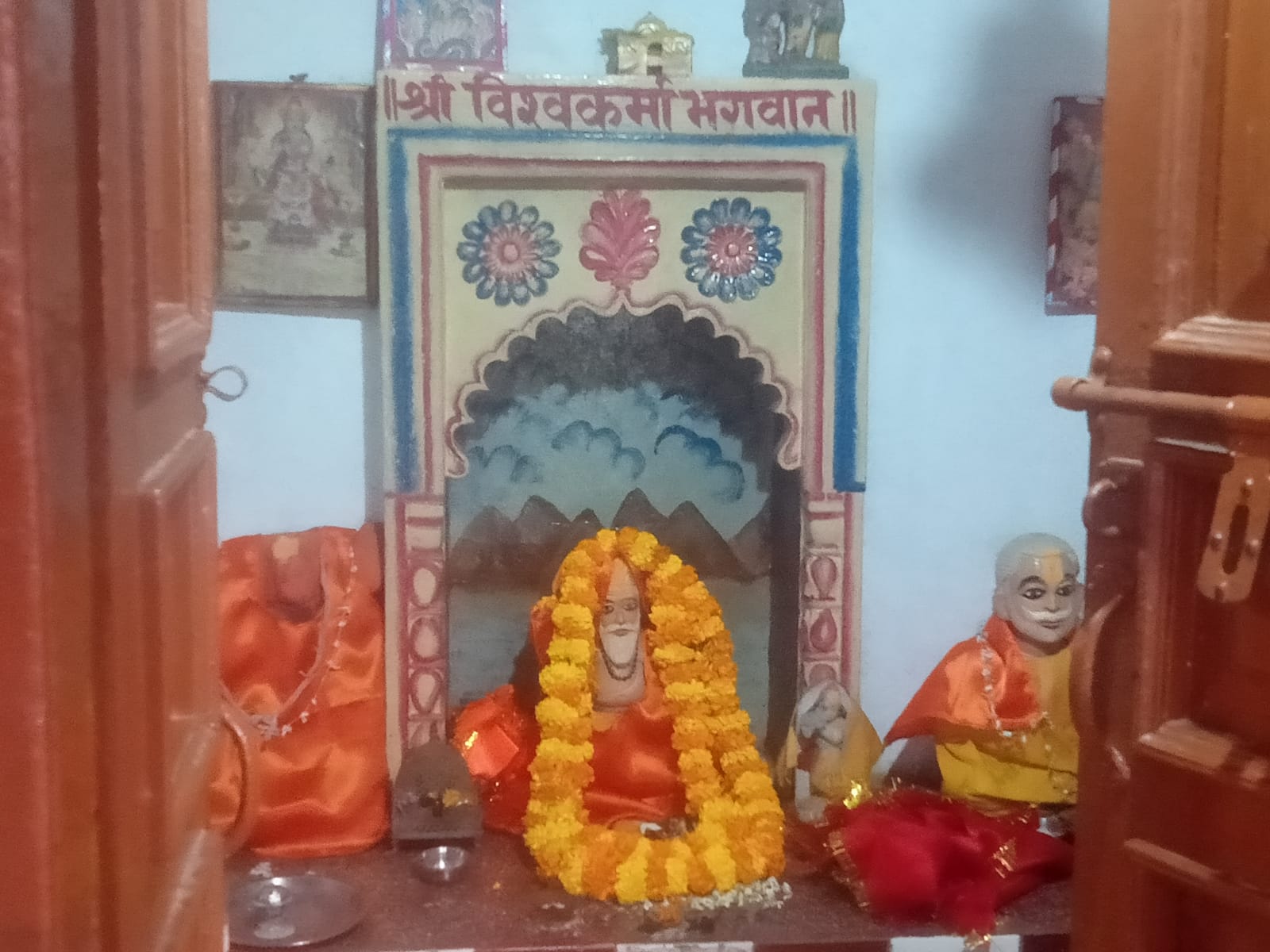बलुआ कुटी पर धूमधाम से हुई विश्वकर्मा पूजा, विधायक प्रभु नारायण यादव ने की पूजा-अर्चना