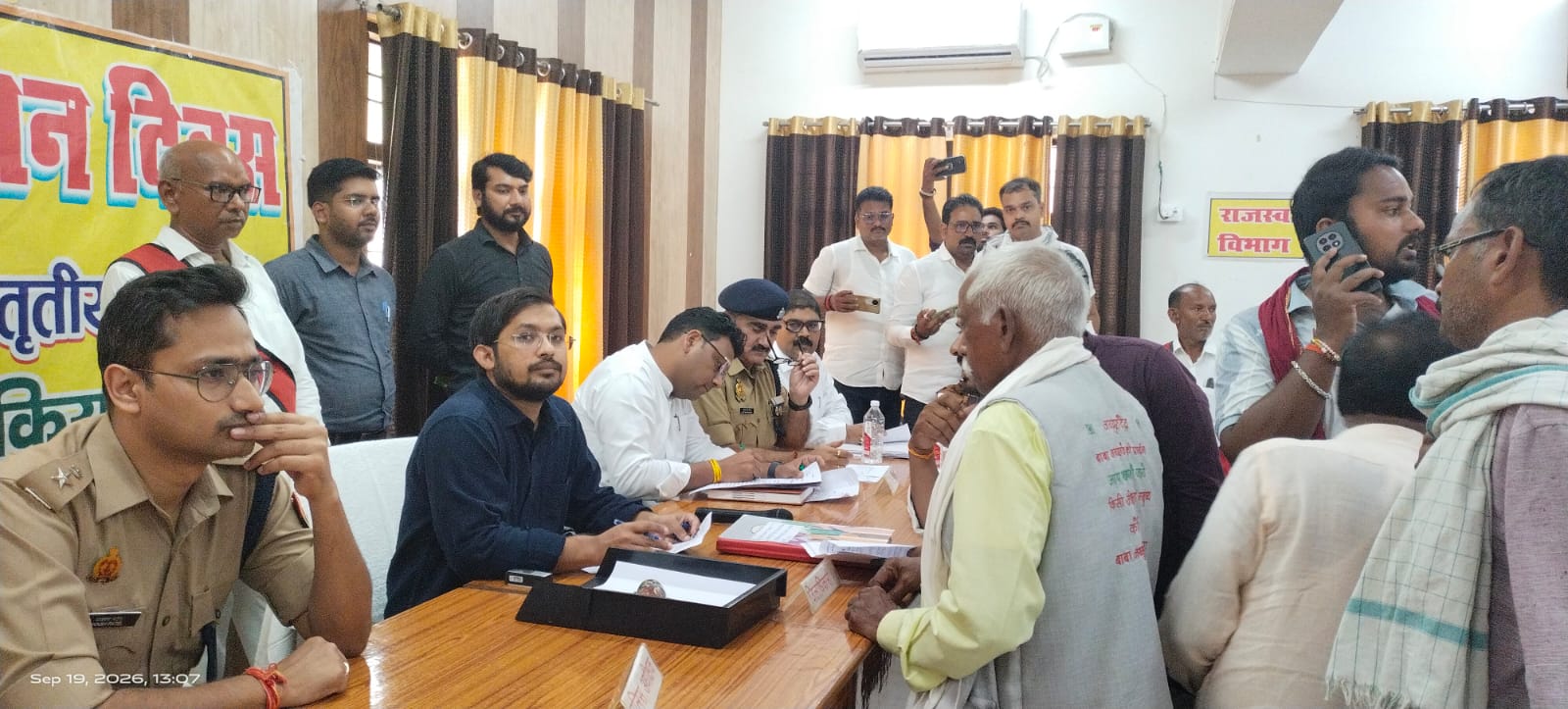 जमीनी विवाद, जल-निकासी और सड़क मेंटेनेंस पर सख्त रुख: शिकायतों में ढिलाई बरतने वाले अधिकारियों पर होगी कड़ी कार्रवाई - डीएम चंद्र मोहन गर्ग