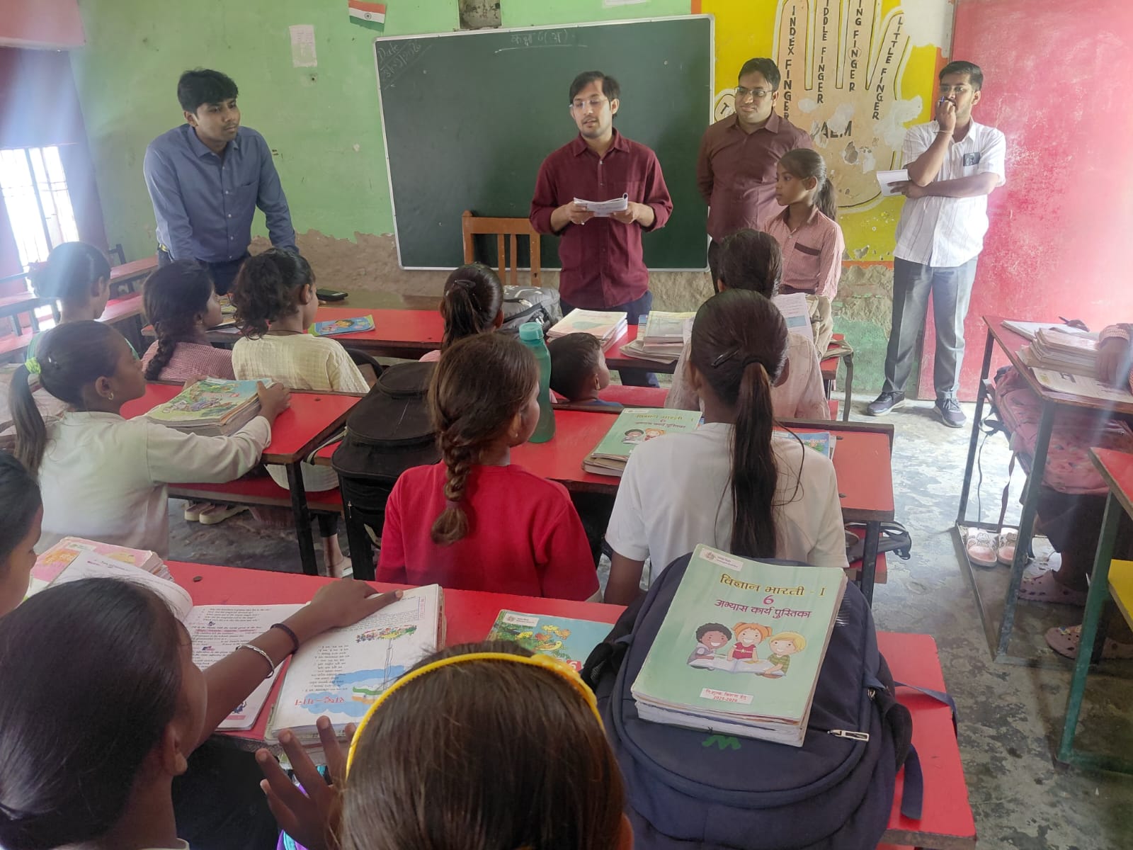 जिलाधिकारी चंद्र मोहन गर्ग एवं मुख्य विकास अधिकारी आर जगत साई द्वारा परिषदीय विद्यालयों एवं गेस्ट हाउस किया औचक निरीक्षण 