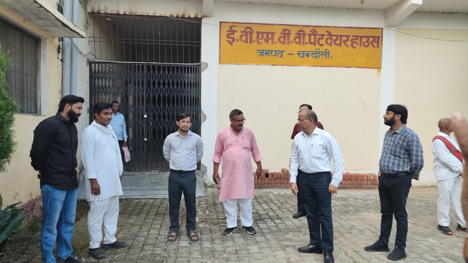 जिलाधिकारी ने सुरक्षा व्यवस्था का लिया जायजा वेयरहाउस परिसर में लगे सीसीटीवी कैमरों की जाँच